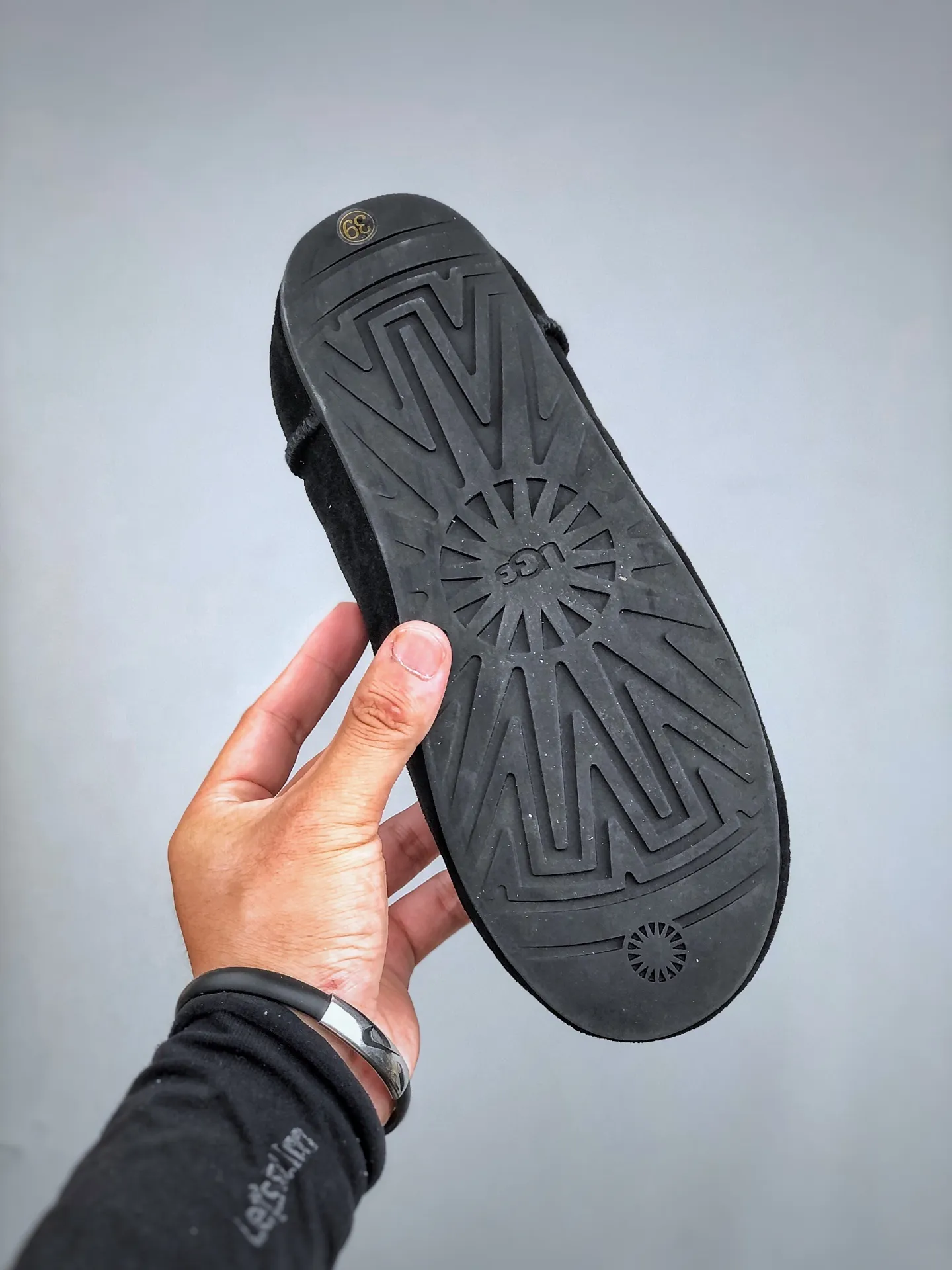 Local pick-up💰560 supports store placement. The top version of ugg on the market. 25 new models. UGG Classic Micro. Classic super mini. Classic boot type with lower cut design. Easy to match at home and out. Produced by a large foreign trade factory in Guangzhou. Toe to insole. Genuine sheep fur integrated. Independent outer box packaging. Chip with waterproof technology. Different from any version on the market. Independently developed original outsole and cashmere insole to keep you warm in winter and suitable for home use. In recent years, uug has launched a style series that is partially geared towards the preferences of young consumers and has also moved to the forefront of fashion trends. Shoe body material Water-repellent coated suede upper 17 mm UGGPURE™ implanted wool insole Lightweight non-slip and comfortable rubber outsole With brand LOGO trademark Comes with a full set of packaging Size: 35-40